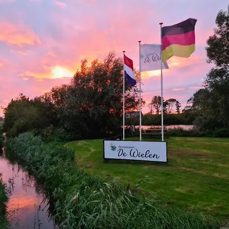 553 Op Recreatiepark De Wielen شاليه *